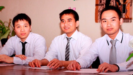 Vinh dự cầm “cờ búa liềm” trên xứ Slavơ - 2 Gương mặt rạng ngời của ba đảng viên trẻ ở nơi xa Việt Nam đến chục nghìn cây số