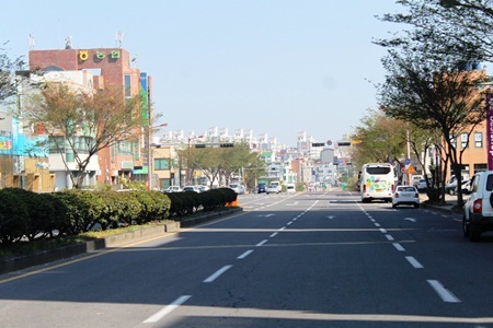 Đường phố trên đảo vào ban ngày…