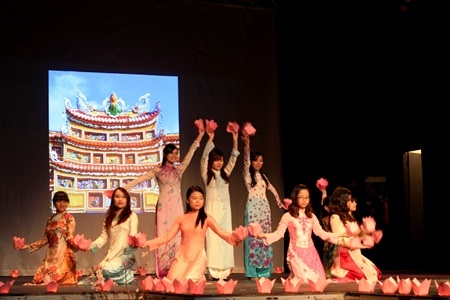 Thiếu nữ, áo dài, hoa sen…