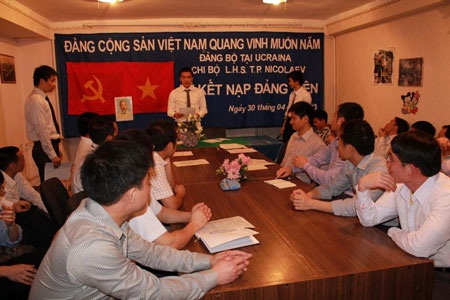 Vinh dự cầm “cờ búa liềm” trên xứ Slavơ - 3 Đảng viên trẻ, những người giữ cờ cách mạng nơi xứ người.
