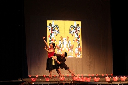 …và hồn dân tộc trên sân khấu nước bạn.