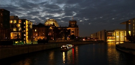 Quang cảnh tòa nhà quốc hội bên dòng sông Spree, Berlin khi lên đèn. Tác giả: