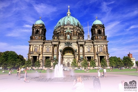 Quang cảnh tòa nhà quốc hội bên dòng sông Spree, Berlin khi lên đèn. Tác giả: