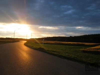 Ánh hoàng hôn trên đường làng Fresing. Tác giả: 