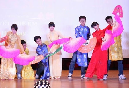 Các tiết mục văn nghệ đậm nét truyền thống Việt Nam