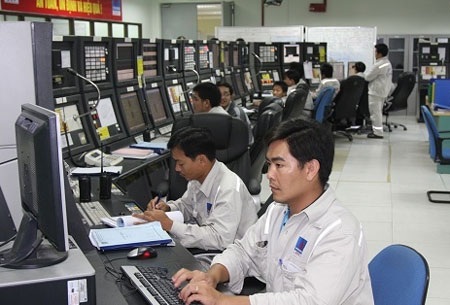 Du học Anh: Khóa học HOT và học bổng tại hơn 100 trường - 3 Các kỹ sư làm việc tại phòng điều khiển trung tâm Nhà máy lọc dầu Dung Quất