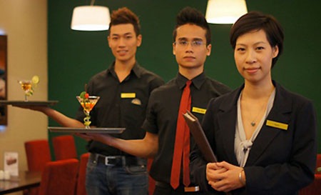 Du học Anh: Khóa học HOT và học bổng tại hơn 100 trường - 4 Các kỹ sư làm việc tại phòng điều khiển trung tâm Nhà máy lọc dầu Dung Quất