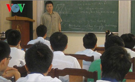 Việt Nam có chưa đến 100 Giáo sư Toán học - 1 GS Ngô Bảo Châu trong một buổi giảng bài cho học sinh tại Viện Toán học Việt Nam