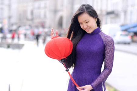 Một thoáng Việt Nam trên đất Pháp - 1 Tựa đề : Dịu dàng con gái Huế
