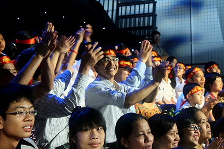 Cổ động viên của Thế Anh vui như mở hội vì bạn đã dẫn đầu vòng thi thứ hai