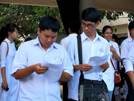Gợi ý giải đề thi Hóa tốt nghiệp THPT 2013 - 1 Thí sinh trao đổi về đề thi sau khi kết thúc thi môn Hóa