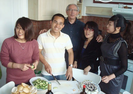 Christophe quây quần bên SVVN cùng nấu món ăn Việt