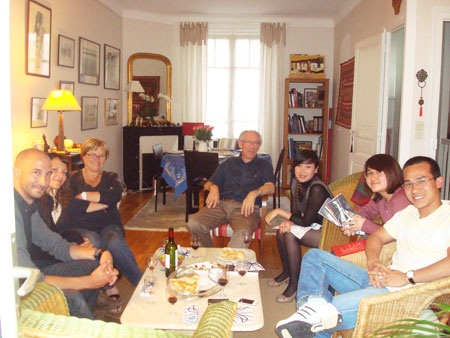 Gia đình của Christophe đón SVVN đến chơi tại nhà