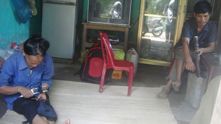 Chuyện tình hiếm có của cặp đôi “chàng 30, nàng 60 tuổi” - 1 Vợ chồng bà Năm vẫn e ngại khi nói chuyện với người lạ. Ảnh: KP