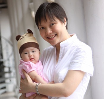 Nữ tiến sĩ Việt và trăn trở nơi xứ người - 1 Hai mẹ con nhận giải thưởng Quốc gia (Singapore 2009)