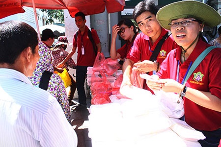 Bữa cơm chay miễn phí ấm lòng sĩ tử - 2 Hình ảnh phát cơm miễn phí trước cổng trường HV Hành chính.