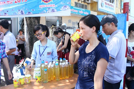 Bữa cơm chay miễn phí ấm lòng sĩ tử - 3 Hình ảnh phát cơm miễn phí trước cổng trường HV Hành chính.