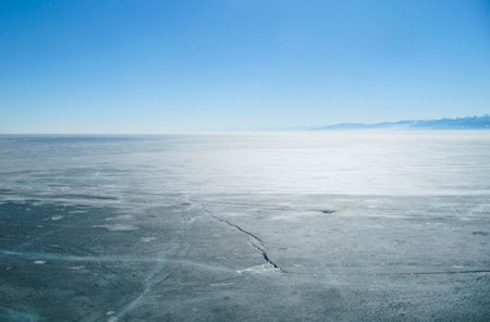 Phượt Siberia - thăm làng cổ bên hồ nước ngọt sâu nhất thế giới - 4 Trước mặt làng cổ là hồ Baikal, xa xa là những ngọn núi mờ ảo. Ảnh: KD