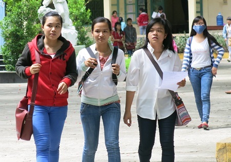 Thí sinh tại Đà Nẵng sau khi hoàn thành bài thi môn tiếng Anh khối D chiều nay