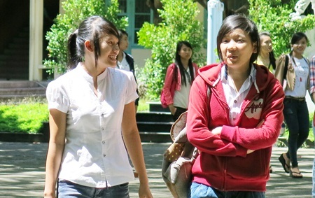 Thí sinh trao đổi sau khi hoàn thành bài thi sáng nay