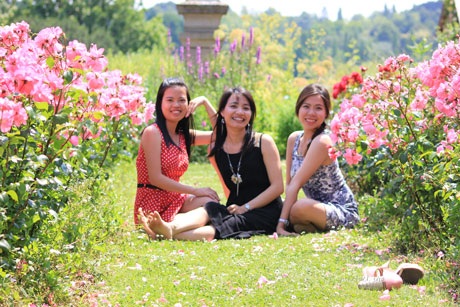 Khoảnh khắc ngọt ngào của đôi tình nhân người Pháp