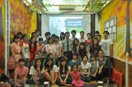 Offline nói chuyện về du học và học bổng - 1 Diễn giả Chu Đình Tới (đeo cà vạt) chụp ảnh cùng các bạn tham gia buổi nói chuyện