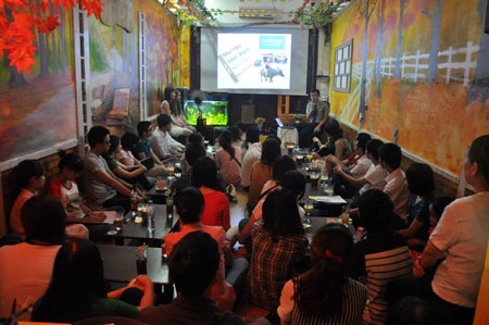 Offline nói chuyện về du học và học bổng - 2 Diễn giả Chu Đình Tới (đeo cà vạt) chụp ảnh cùng các bạn tham gia buổi nói chuyện