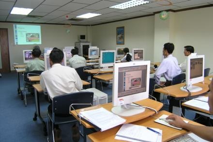 Hàng năm, chính phủ