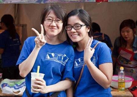 Đừng quên rèn tiếng Anh giao tiếp - 1 Tân Ngọc Thanh (phải) và bạn học trong một hội trại của sinh viên tại Úc