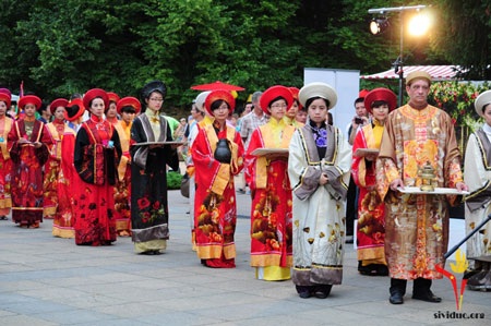 Trước đền Việt Nam Quốc Tổ Mẫu Âu Cơ…