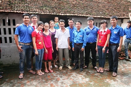 10 suất quà của các bạn du học sinh đã được trao tận tay những em học sinh vượt khó