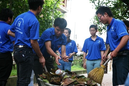 Tham gia dọn vệ sinh môi trường ở khu vực đình làng