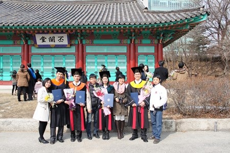 Những người Việt trẻ nhận bằng tốt nghiệp tại ngôi trường có truyền thống nhất xứ Hàn.