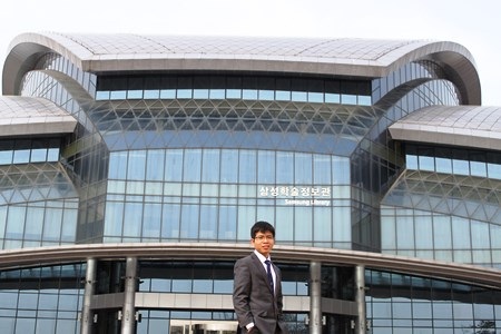 Những người Việt trẻ nhận bằng tốt nghiệp tại ngôi trường có truyền thống nhất xứ Hàn.