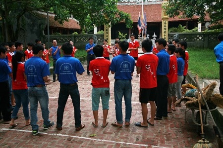 …những ánh mắt, bàn tay…