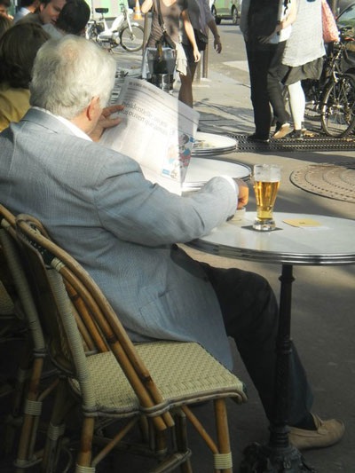 Paris – thành phố nỗi cô đơn lang thang - 3 Ở quảng trường Charles de Gaulle, dưới chân tượng vị tướng già, ghi câu nói bất hủ: