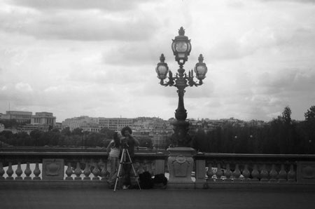 Paris – thành phố nỗi cô đơn lang thang - 4 Ở quảng trường Charles de Gaulle, dưới chân tượng vị tướng già, ghi câu nói bất hủ: