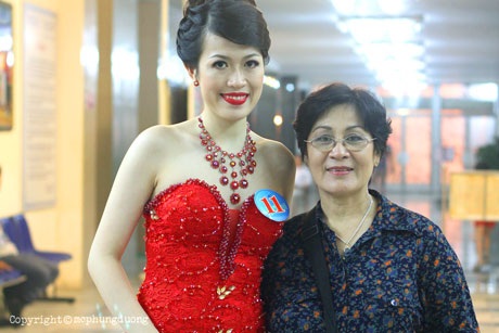 “Chat” với Á hậu người Việt ở châu Âu “gây sốt” tại Sao mai 2013 - 3 Hồng Quân cùng với mẹ, giảng viên thanh nhạc Kim Tân