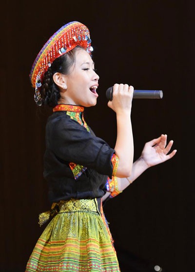 Sở hữu một giọng hát đẹp và phong cách biểu diễn tạo thiện cảm cho khán giả