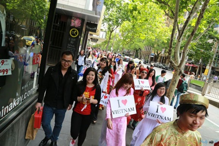 Anh Thư (áo đỏ) trong một chương trình quảng bá hình ảnh Việt Nam tại Úc