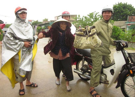 Bão lớn miền Trung, đắng lòng những đứa con xa nhà - 2 “Nơi đó, bà và mẹ đi sơ tán hay chưa…?” - Ảnh: Internet