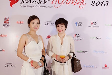 Hải Anh (mặc váy trắng bên trái)