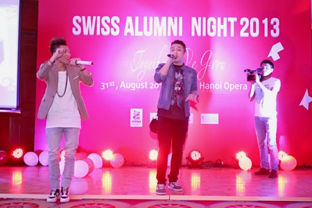 Sau một vài chia sẻ của các chuyên gia trong ngành chương trình ca nhạc được bắt đầu