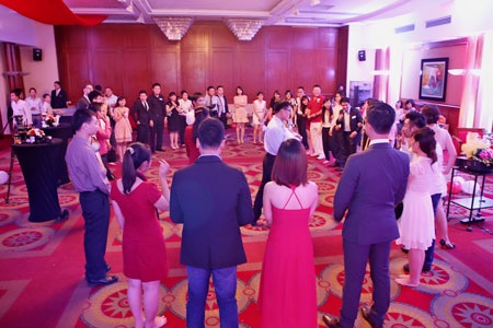 Sau một vài chia sẻ của các chuyên gia trong ngành chương trình ca nhạc được bắt đầu