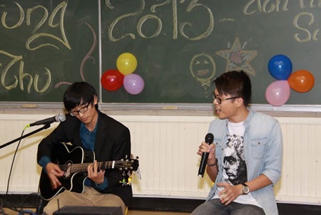 Ấm cúng đêm vui Tết Trung thu của DHS Việt ở Pháp - 3 Tiết mục “As long as you love me” do 2 bạn Xuân Thái, Quang Hưng trình bày