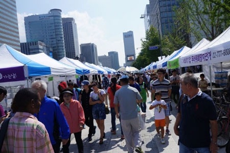 Đi chợ trời “Liên hợp quốc” ở Seoul - 3 Chợ trời đông đúc ở trung tâm thủ đô Seoul giữa tiết trời nóng bức.