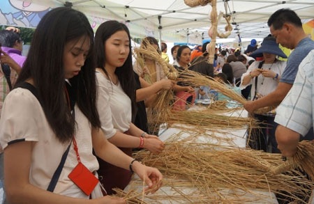 Đi chợ trời “Liên hợp quốc” ở Seoul - 7 Học làm các vật dụng truyền thống ngay tại chợ trời.