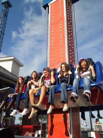 Bạn Trần Ngọc Quỳnh Trâm vui chơi cùng các bạn quốc tế