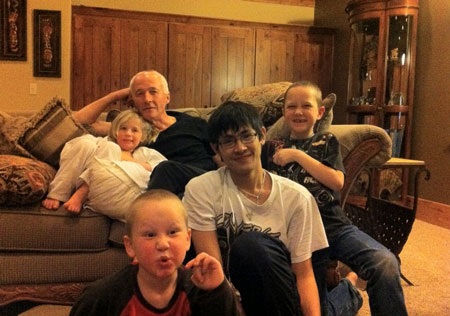 Bạn Nguyễn Sơn Tùng cùng gia đình bản xứ