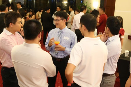 Sau một vài chia sẻ của các chuyên gia trong ngành chương trình ca nhạc được bắt đầu